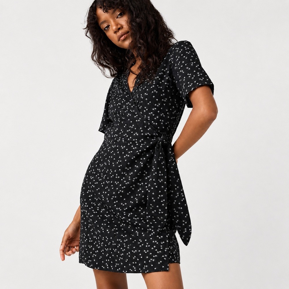 NEW Vetta Black Ditsy Floral Short Wrap Dress Short Sleeve Size Medium